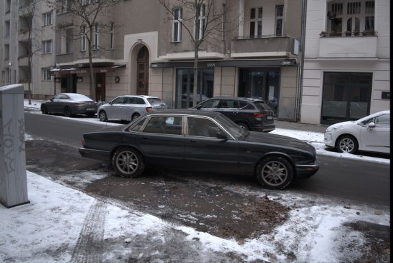 Youngtimer wird für den Machbarkeitstest in Position gefahren. Youngtimer wird für den Machbarkeitstest in Position gefahren.