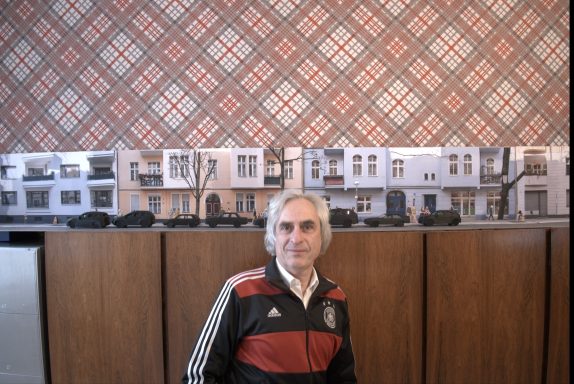 Alexander Schmid vor dem 1:24 Modell Alexander Schmid vor dem 1:24 Modell